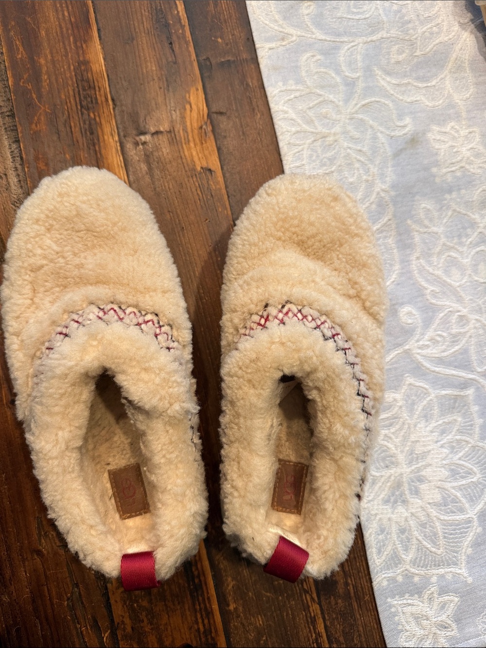 EUC UGG Cozy Sherpa Fleece Slip-On Women’s Slippers in Cream